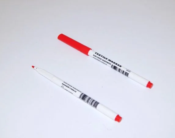 Originální popisovač na textil 3203 červený
